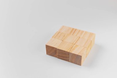 Beyaz arka planda bir grup ahşap, bir karede serilmiş.