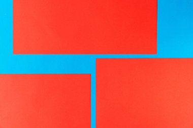 Parlak kırmızı ve mavi kağıt parçaları, net açılı ve geometr