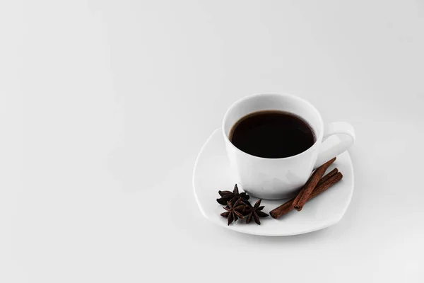 Bílý Šálek Kávou Podšálkem Tříhvězdičkovou Anýzovou Anýzou Skořicovými Tyčinkami Bílém — Stock fotografie