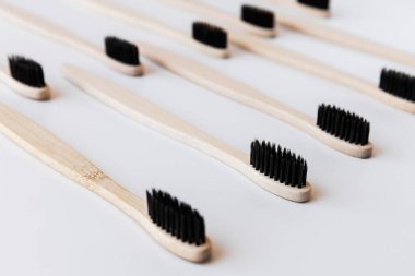 Siyah eko bambu diş fırçası grubu, beyaz arkaplanda. Üst manzara, desen. Ağız temizliği için doğal organik ürün. Dişçi sıfır atık ve plastik konsept yok. Dünya için güvenli. Yumuşak odaklı, yakın plan