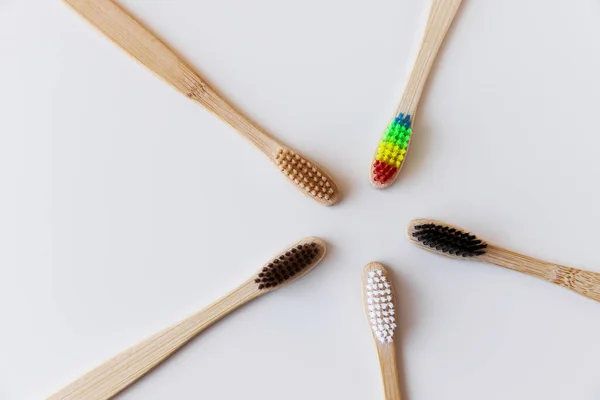 Grupp Eco Bambu Tandborstar Vit Bakgrund Annan Färg Ovanifrån Kopiera — Stockfoto