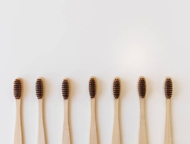 Kahverengi eko bambu diş fırçası grubu, beyaz arkaplanda. Üst görünüm, boşluğu kopyala. Ağız temizliği için doğal organik ürün. Dişçi sıfır atık ve plastik konsept yok. Dünya için güvenli. Kopyalama alanı