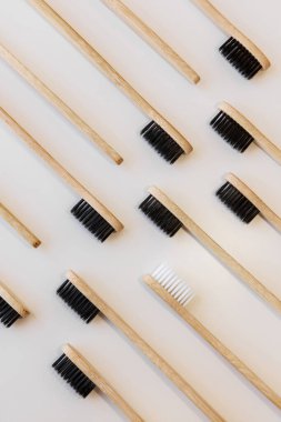 Siyah bir grup ve bir beyaz bambu diş fırçası deseni. Beyaz arka plan. Üst Manzara. Ağız temizliği için doğal ahşap organik ürün. Dişçi sıfır atık ve plastik konsept yok. Dünya için güvenli.. 