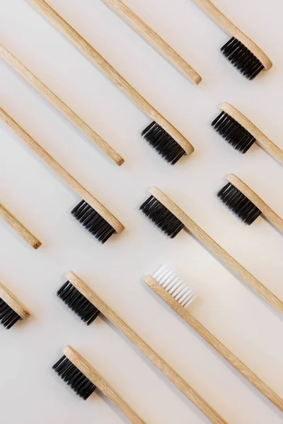 Skupina Černých Jeden Bílý Bambusový Vzor Zubních Kartáčků Bílé Pozadí — Stock fotografie
