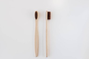 Ön ve yan bambu diş fırçası manzarası. Yatay oryantasyon. Dişçi sıfır atık ve plastik konsept yok. Uzayı kopyala, üst görünüm. Doğal organik beyaz fırça. Beyaz arkaplanda izole.