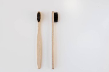 Ön ve yan bambu diş fırçası manzarası. Yatay oryantasyon. Dişçi sıfır atık ve plastik konsept yok. Uzayı kopyala, üst görünüm. Doğal organik beyaz fırça. Beyaz arkaplanda izole.