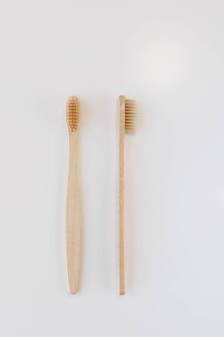 Ön ve yan bambu diş fırçası manzarası. Dikey oryantasyon. Dişçi sıfır atık ve plastik konsept yok. Uzayı kopyala, üst görünüm. Doğal organik beyaz fırça. Beyaz arkaplanda izole.