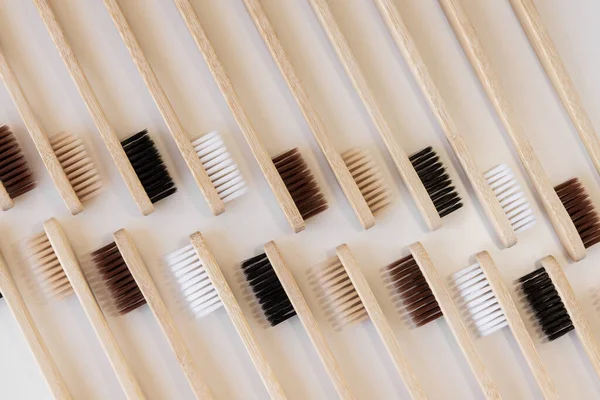 Grupa Eko Bambusowych Szczoteczek Zębów Białym Tle Inny Kolor Skóry — Zdjęcie stockowe
