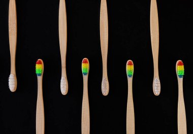 Siyah arkaplanda beyaz ve gökkuşağı eko bambu diş fırçası grubu. Üst Manzara. Ağız temizliği için doğal organik ürün. Dişçi sıfır atık ve plastik konsept yok. Dünya için güvenli.. 