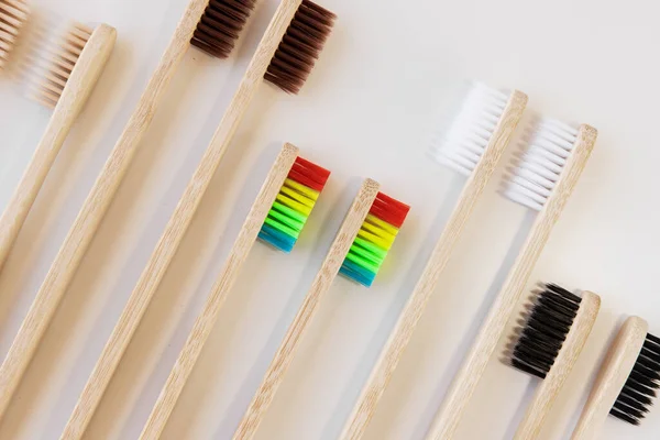 Grupo Cepillos Dientes Bambú Ecológico Sobre Fondo Blanco Color Diferente —  Fotos de Stock