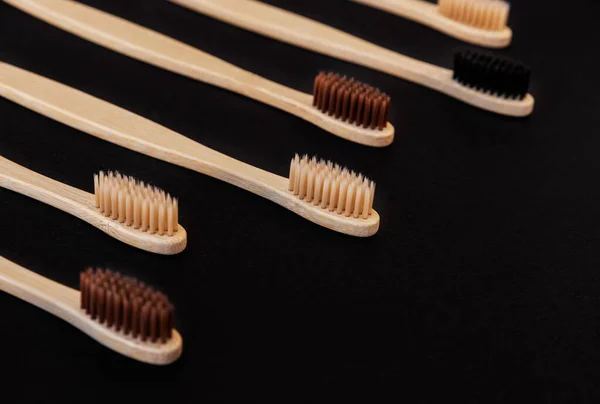 Grupo Cepillos Dientes Bambú Ecológico Sobre Fondo Negro Color Diferente —  Fotos de Stock