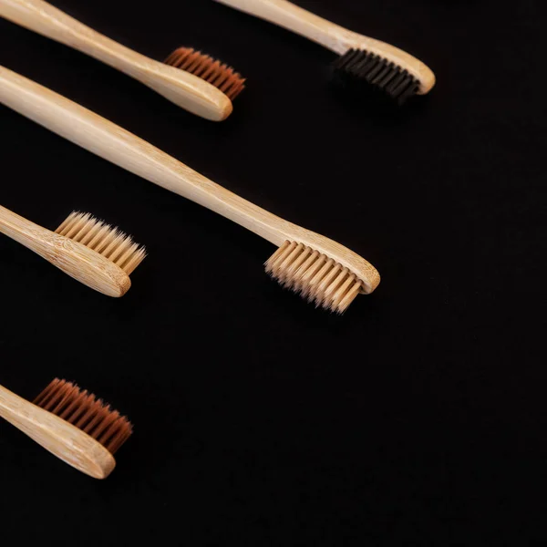 Grupo Escovas Dentes Bambu Eco Sobre Fundo Preto Cor Diferente — Fotografia de Stock