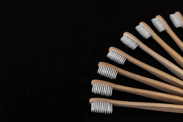 Grupo Cepillos Dientes Bambú Ecológico Blanco Sobre Fondo Negro Vista —  Fotos de Stock