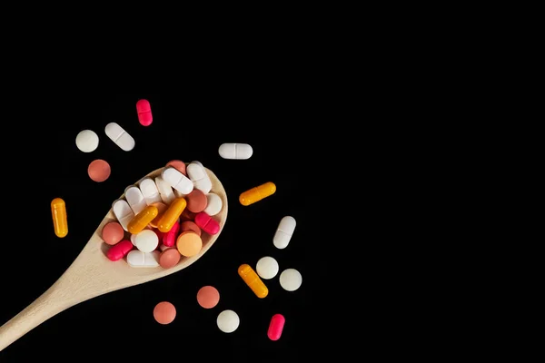 Pillole Compresse Capsule Medicina Mista Cucchiaio Legno Uno Sfondo Scuro — Foto Stock