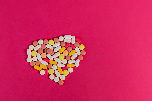 Molte Pillole Compresse Diverse Piegate Forma Cuore Sfondo Rosa Molte — Foto Stock