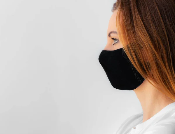 Närbild Profil Ung Kvinna Svart Medicinsk Mask Och Vit Shirt — Stockfoto