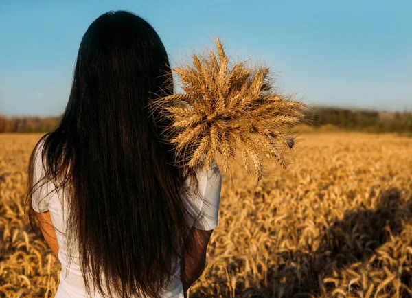 Mladá Žena Černými Dlouhými Vlasy Bílými Šaty Zezadu Kyticí Hřeby — Stock fotografie