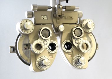 profesyonel optometrist Dioptri aracı bir gözlükçü laboratuvar.