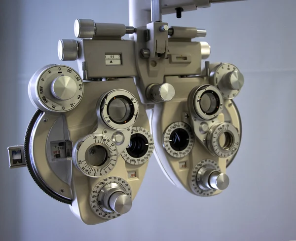 Herramienta de dioptría optometrista profesional en un laboratorio óptico . —  Fotos de Stock