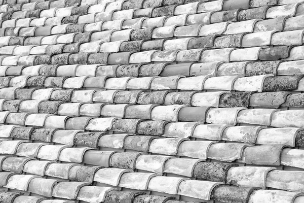 Tema arquitectónico. Tejado envejecido fondo de baldosas, techo italiano, (Blanco y Negro ) — Foto de Stock