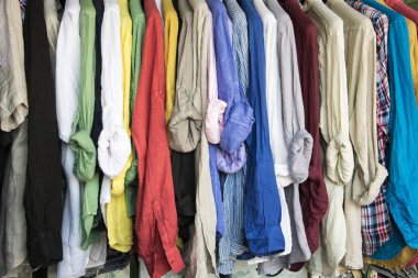  Bir raf renkli gömlek piyasada satışa astı