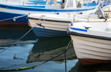 Geleneksel balıkçı tekneleri Livorno bağlantı noktası, Toskana, İtalya