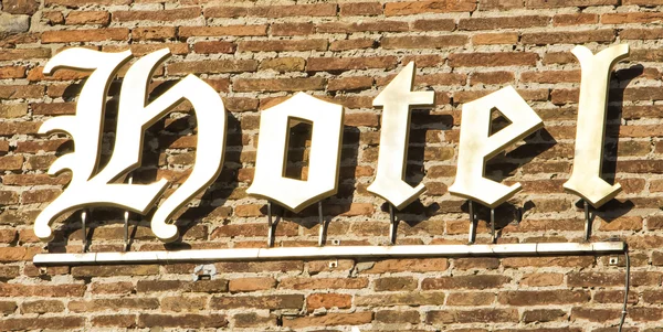 Les personnages héraldiques enseigne de l'hôtel sur le mur de briques. Florence, Italie — Photo