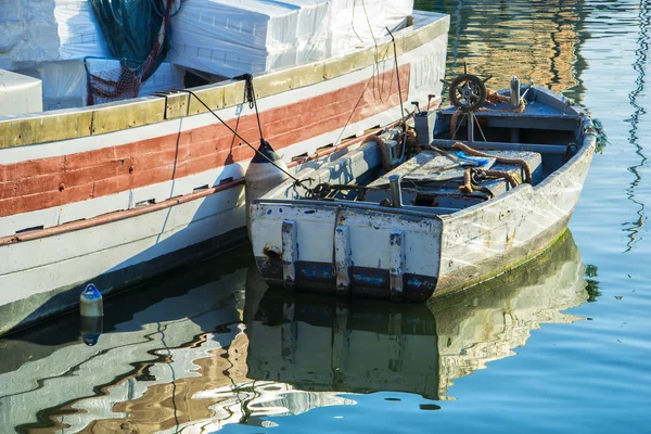 Tradiční rybářské lodě v Livorno přístav, Toskánsko, Itálie — Stock fotografie