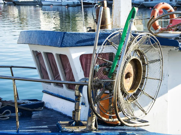 Tradycyjne łodzie wędkarskie w Livorno portu, Toskania, Włochy — Zdjęcie stockowe