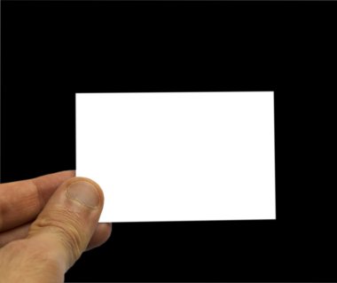  Siyah arka plan üzerine beyaz kartvizit tutan adam