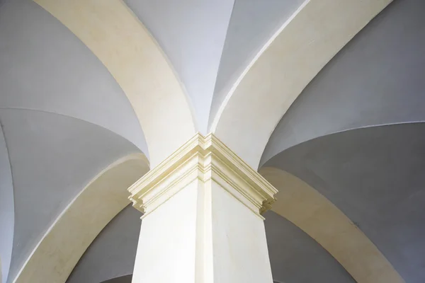 Nahaufnahme einer neugotischen Säule und des oberen Teils einer Arkade in Siena, Toskana — Stockfoto