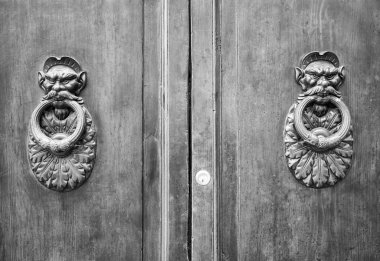 Kapı tokmakları bir kapı, Siena, Toskana, İtalya (siyah ve beyaz)