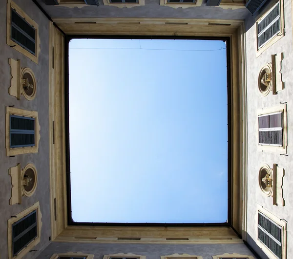 Vista de abajo arriba desde el patio del edificio histórico en Siena, Italia — Foto de Stock