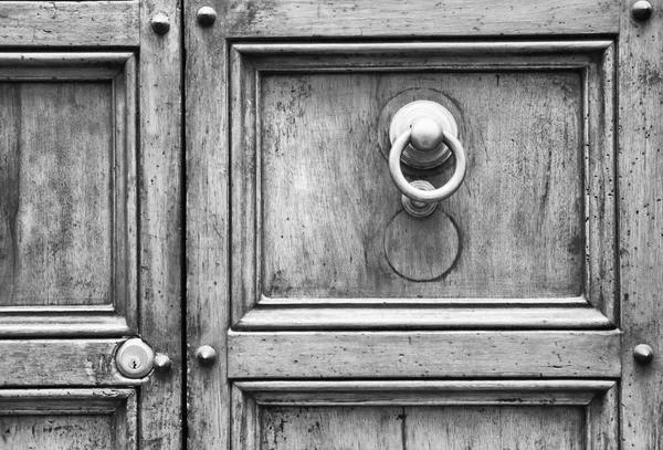 Antika italienska dörr i Toscana (svart och vit) — Stockfoto