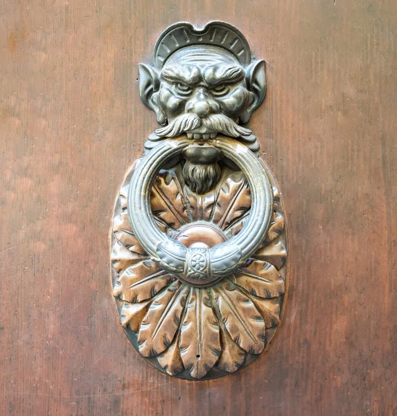 Porta Knocker su una porta, Siena, Toscana, Italia — Foto Stock