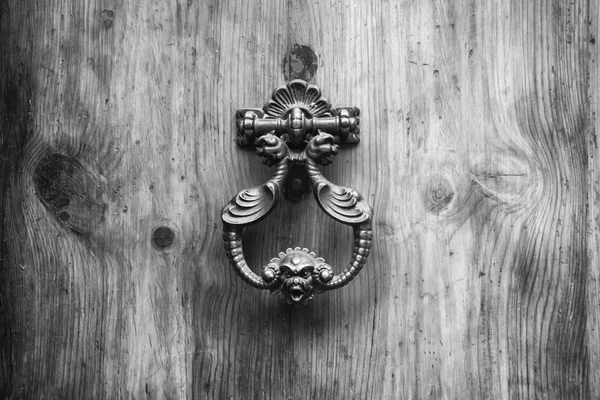 Puerta Knocker en la puerta de madera en Siena, Toscana —  Fotos de Stock