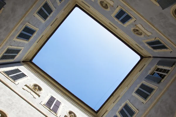 Dół góra widok z dziedzińca zabytkowego budynku w Siena, Włochy — Zdjęcie stockowe