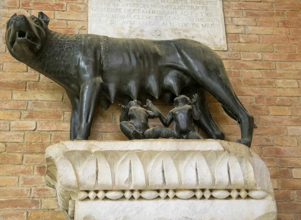 Ancient roman bronze of the she-wolf suckling romulus and remus the traditional founders of the city and Empire of Rome. — Stock Photo, Image