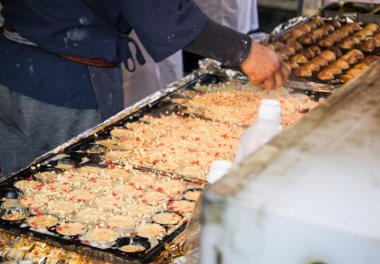 Takoyaki pişirme işlemi