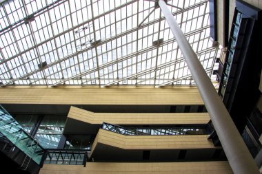 Yüksek bir binanın modern manzaraya bakarken Japonya, Osaka-. 