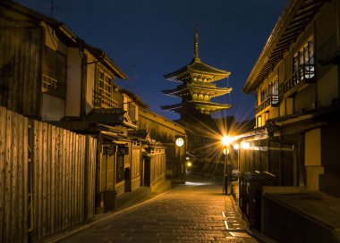 Japonya Kyoto - Yasaka Pagoda ve gece sokakta Sannen Zaka