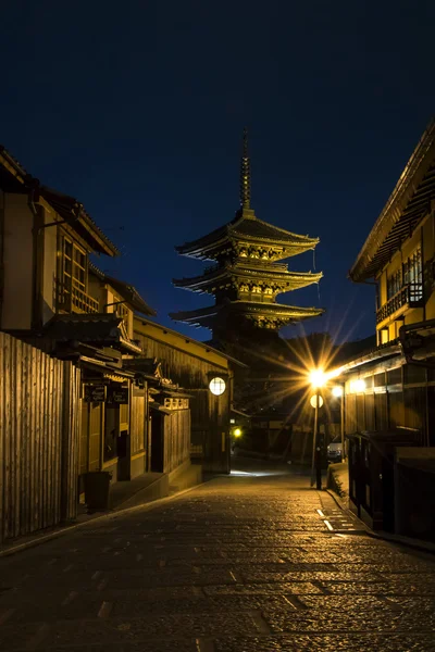 Japão Kyoto - Yasaka Pagoda e Sannen Zaka Street à noite — Fotografia de Stock
