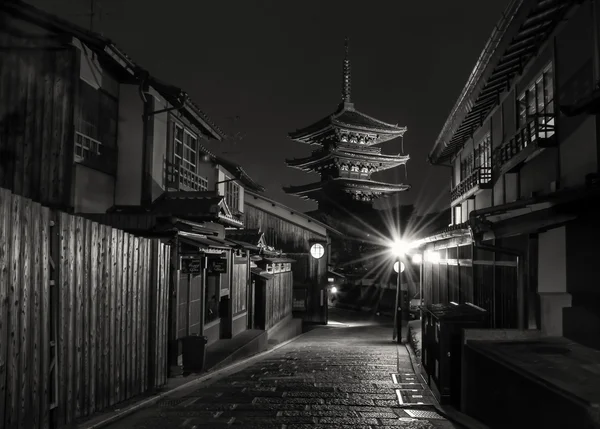 Japão Kyoto - Yasaka Pagoda e Sannen Zaka Street à noite . — Fotografia de Stock