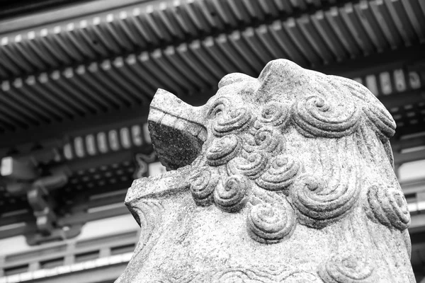 Kioto, Japón - Estatua de perro león en la puerta principal como guardián de la hermosa arquitectura Kiyomizu templo dera (blanco y negro ) —  Fotos de Stock