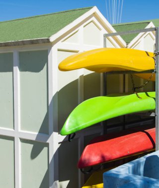  Kabin plaj ve renkli kayaks Rimini, Adriyatik Denizi