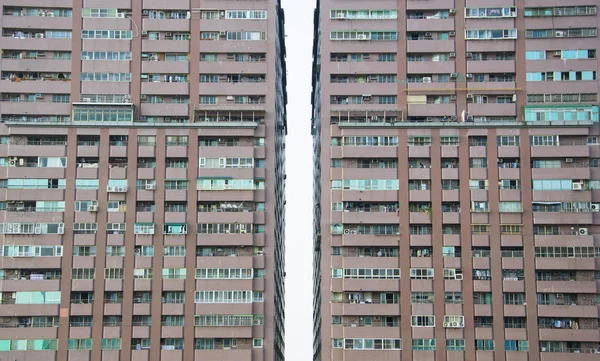 Fachada de bloque de apartamentos en el centro de la ciudad . —  Fotos de Stock