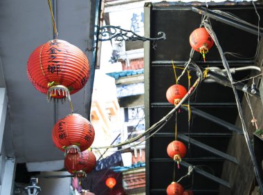 Kırmızı ve güzel Çin fenerleri.
