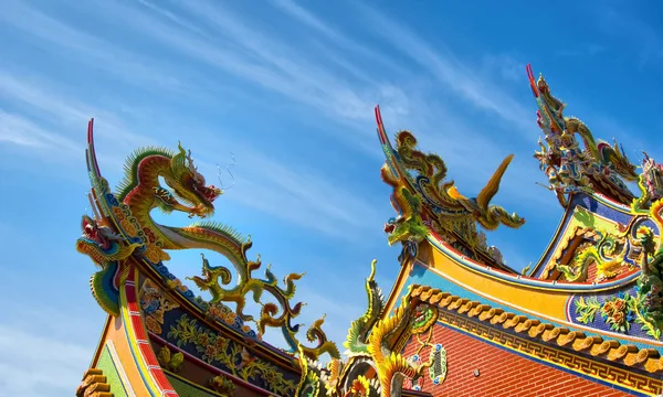 Utsmyckade kinesiskt tempel detalj i himlen — Φωτογραφία Αρχείου