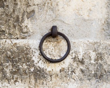  Duvardaki büyük lekeli metal halka. 