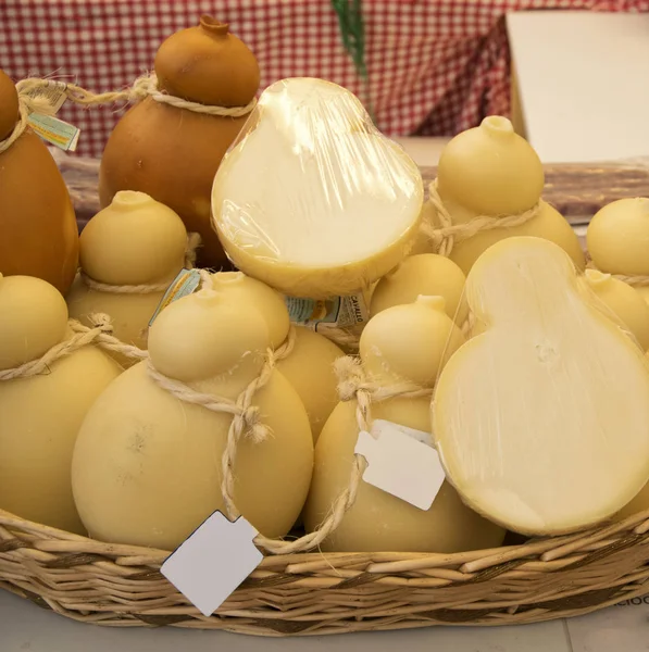 Caciocavallo peynir Satılık yaşlı formları.